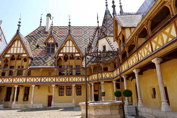Hospices de Beaune, musée, Beaune, patrimoine, toit vernissé, Cote d’Or, Bourgogne, Blog culture